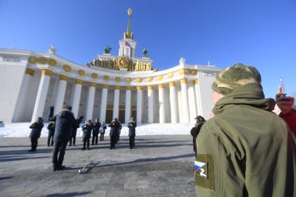 Моска. Участники  парада духовых  оркестров во время  празднования Дня защитника Отечества  на ВДНХ .