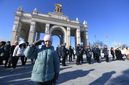 Моска. Участники  парада духовых  оркестров во время  празднования Дня защитника Отечества  на ВДНХ .