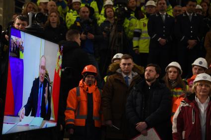 Моска.  Президент РФ Владимир Путин (на экране слева) в режиме видеосвязи принимает участие в церемонии открытия Большой кольцевой линии Московского метро на станции `Сокольники`БКЛ.