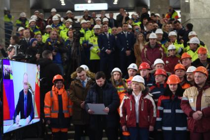 Моска.  Президент РФ Владимир Путин (на экране слева) в режиме видеосвязи принимает участие в церемонии открытия Большой кольцевой линии Московского метро на станции `Сокольники`БКЛ.