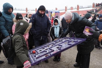 Санкт-Петербург. Горожане во время масленичных гуляний на территории Петропавловской крепости.