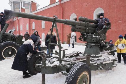 Санкт-Петербург. Горожане во время масленичных гуляний на территории Петропавловской крепости.