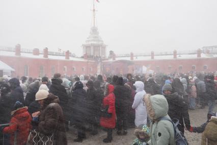 Санкт-Петербург. Горожане во время масленичных гуляний на территории Петропавловской крепости.