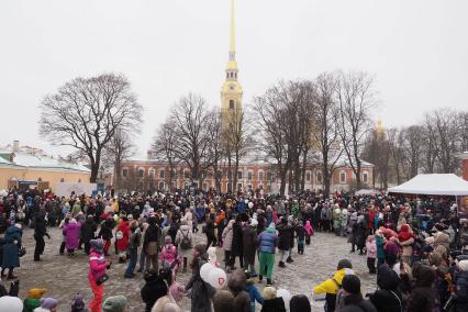 Санкт-Петербург. Горожане во время масленичных гуляний на территории Петропавловской крепости.