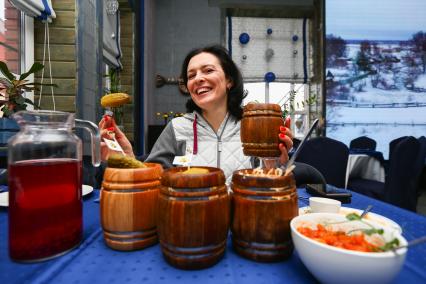 Ярославская область, с. Вятское. Корреспондент `Комсомольской правды` Елена Кривякина в ресторане.