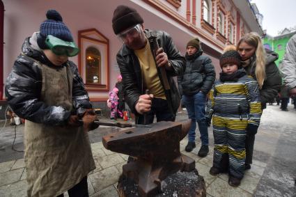 Моска. Во время масленичных гуляний на территории культурно-развлекательного комплекса `Кремль в Измайлово`.