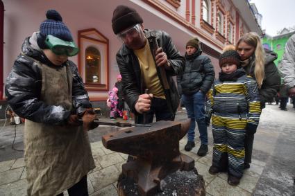 Моска. Во время  масленичных гуляний на территории культурно-развлекательного комплекса `Кремль в Измайлово`.