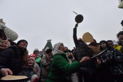 Моска.  Масленичные гуляния на территории культурно-развлекательного комплекса `Кремль в Измайлово`.