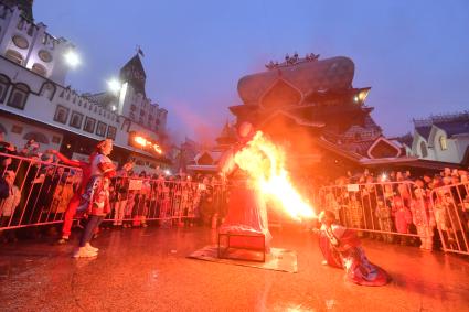 Моска.  Сожжение чучела Масленицы на территории культурно-развлекательного комплекса `Кремль в Измайлово`.