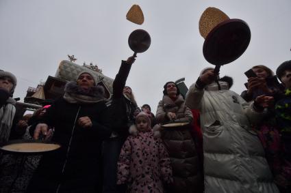 Моска.  Масленичные гуляния на территории культурно-развлекательного комплекса `Кремль в Измайлово`.