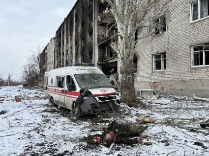 Донецкая область. Пригород Бахмута. п.Красная гора. Труп военнослужащего ВСУ рядом с подбитой машиной скорой помощи.