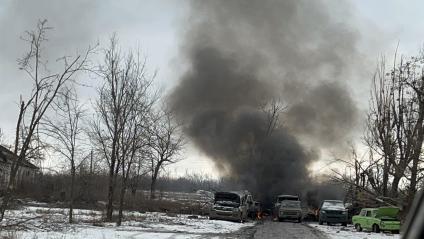 Донецкая область. Пригород Бахмута. Автомобили, попавшие под обстрел ВСУ на дороге, соединяющей Соледар и Красную Гору.