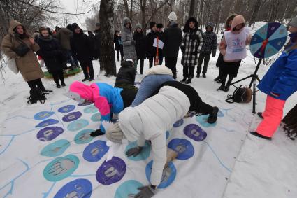 Москва. Городской Центр дополнительного образования `Лаборатория путешествий` празднует `День Арктики` в парке Сокольники. Дети играют в арктический твистер.