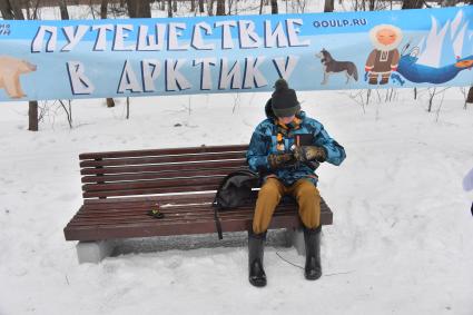 Москва. Городской Центр дополнительного образования `Лаборатория путешествий` празднует `День Арктики` в парке Сокольники. Мальчик наливает чай из термоса.