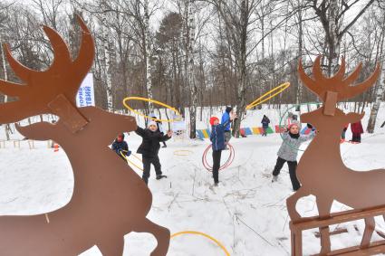 Москва. Городской Центр дополнительного образования `Лаборатория путешествий` празднует `День Арктики` в парке Сокольники. Игра кольцеброс `Олень`.