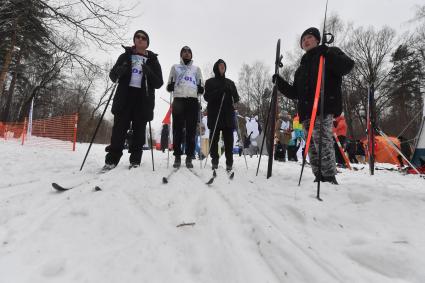 Москва. Городской Центр дополнительного образования `Лаборатория путешествий` празднует `День Арктики` в парке Сокольники. Участники приняли участие в лыжных гонках.