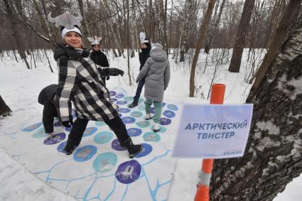 Москва. Городской Центр дополнительного образования `Лаборатория путешествий` празднует `День Арктики` в парке Сокольники. Дети играют в арктический твистер.