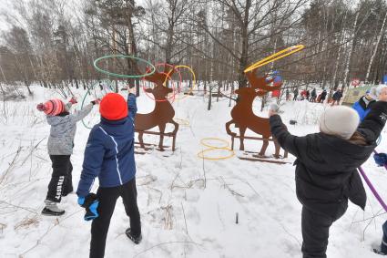 Москва. Городской Центр дополнительного образования `Лаборатория путешествий` празднует `День Арктики` в парке Сокольники. Игра кольцеброс `Олень`.