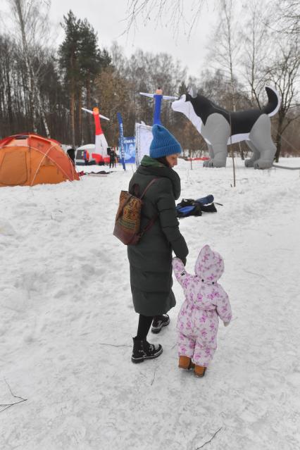 Москва. Женщина с ребенком в парке Сокольники.