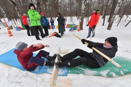 Москва. Городской Центр дополнительного образования `Лаборатория путешествий` празднует `День Арктики` в парке Сокольники. Соревнования по мас-рестлингу.