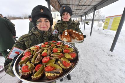 Переславль-Залесский.   Во время Всеармейского  конкурса профессионального мастерства среди женщин- военнослужащих `Макияж под камуфляж`в учебном центре связи РВСН.