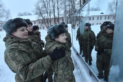 Переславль-Залесский.   Всеармейский конкурс профессионального мастерства среди женщин- военнослужащих `Макияж под камуфляж`в учебном центре связи РВСН.