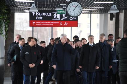 Москва. Заместитель мэра Москвы в правительстве Москвы, руководитель Департамента транспорта и развития дорожно-транспортной инфраструктуры города Москвы Максим Ликсутов (второй слева), мэр Москвы Сергей Собянин (в центре) и генеральный директор - председатель правления ОАО `РЖД` Олег Белозеров (второй справа) на открытии пригородного вокзала `Очаково` Московского центрального диаметра (МЦД-4) после реконструкции.