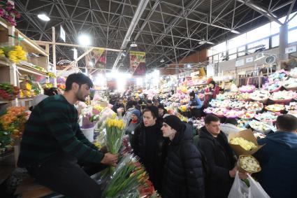 Москва. Продажа цветов на Рижском рынке в преддверии праздника 8 Марта.