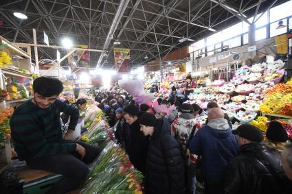 Москва. Продажа цветов на Рижском рынке в преддверии праздника 8 Марта.