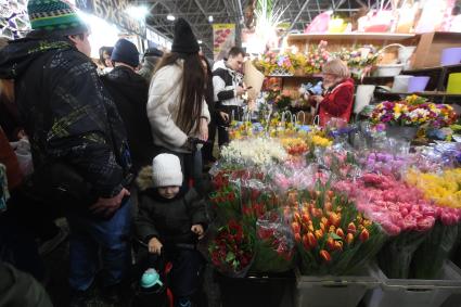 Москва. Продажа цветов на Рижском рынке в преддверии праздника 8 Марта.