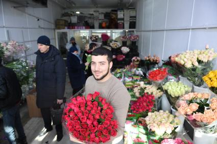 Москва. Продажа цветов на Рижском рынке в преддверии праздника 8 Марта.