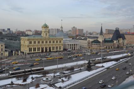 Москва. Вид здания Ленинградского вокзала, метро `Комсомольская` и Ярославского вокзала (слева направо) со смотровой площадки на Казанском вокзале.