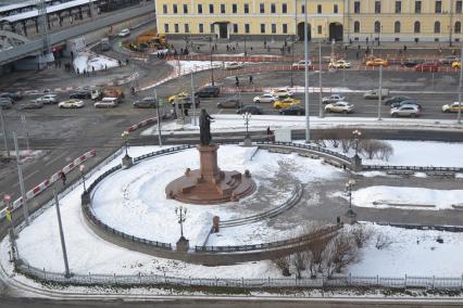 Москва. Вид на памятник первому министру путей сообщения Павлу Мельникову со смотровой площадки на Казанском вокзале.