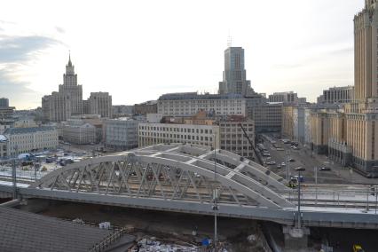 Москва. Вид на высотное здание у Красных ворот (слева), каланчевский путепровод и БЦ `Домников` со смотровой площадки на Казанском вокзале.