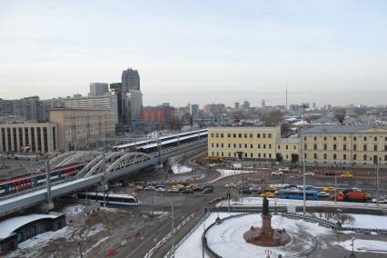 Москва. Вид на здание РЖД, каланчевский путепровод и памятник Павлу Мельникову со смотровой площадки на Казанском вокзале.