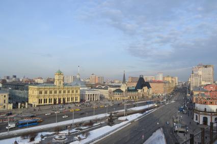 Москва. Вид здания Ленинградского вокзала, метро `Комсомольская` и Ярославского вокзала (слева направо) со смотровой площадки на Казанском вокзале.