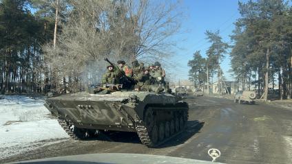 Луганская область. Военнослужащие 76-й гвардейской воздушно-десантной дивизии едут на БМП-2М `Бережок` на Сватовском направлении под Кременной.