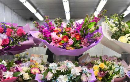 Москва.   Торговля цветами на рынке в международный женский день 8 Марта.
