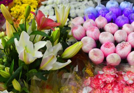 Москва.   Торговля цветами на рынке в международный женский день 8 Марта.