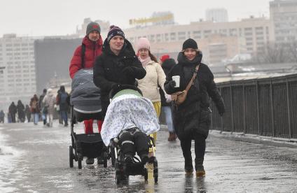 Москва.   Прохожие на улице.