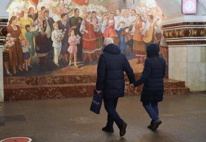 Москва. Пассажиры на станции метро `Белорусская`.