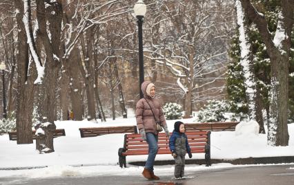 Москва.  Женщина с ребенком  гуляют в парке.