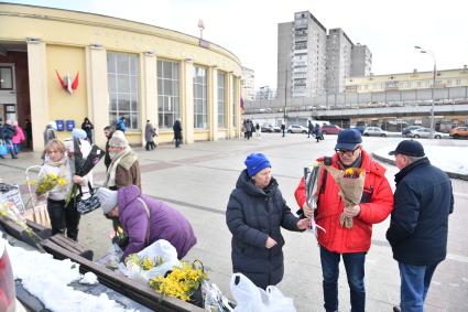 Москва. Продажа цветов у станции метро `Рижская` в преддверии Международного женского дня.