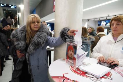 Санкт-Петербург. Поклонники отпраляют  письма поддержки и пожелания здоровья  фигуристу Роману Костомарову в холле СК `Юбилейный`где  проходило ледовое шоу Ильи Авербуха.