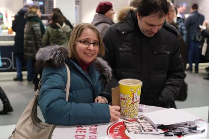 Санкт-Петербург. Поклонники отпраляют  письма поддержки и пожелания здоровья  фигуристу Роману Костомарову в холле СК `Юбилейный`где  проходило ледовое шоу Ильи Авербуха.