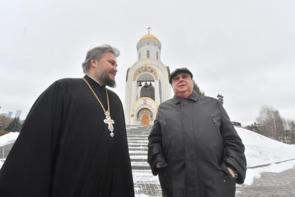 Москва. Настоятель храма Георгия Победоносца на Поклонной горе протоиерей Серафим Владимирович Недосекин и депутат Государственной Думы, советник Патриарха по строительству и советник мэра Москвы Владимир Ресин (справа).