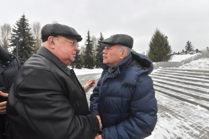 Москва.  Депутат Государственной Думы, советник Патриарха по строительству и советник мэра Москвы Владимир Ресин и корреспондент `Комсомольской правды` Александр Гамов (справа) на Поклонной Горе.