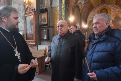 Москва. Настоятель храма Георгия Победоносца на Поклонной горе протоиерей Серафим Владимирович Недосекин, депутат Государственной Думы, советник Патриарха по строительству и советник мэра Москвы Владимир Ресин  и  корреспондент `Комсомольской правды` Александр Гамов (слева направо).