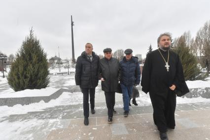 Москва. Настоятель храма Георгия Победоносца на Поклонной горе протоиерей Серафим Владимирович Недосекин и депутат Государственной Думы, советник Патриарха по строительству и советник мэра Москвы Владимир Ресин (в центре).