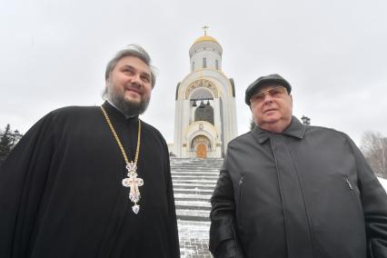 Москва. Настоятель храма Георгия Победоносца на Поклонной горе протоиерей Серафим Владимирович Недосекин и депутат Государственной Думы, советник Патриарха по строительству и советник мэра Москвы Владимир Ресин (справа).